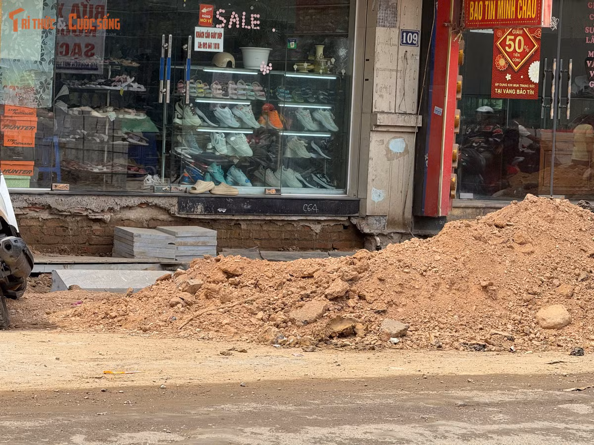 Việc thi công kéo dài khiến cuộc sống của người dân hai bên tuyến đường bị đảo lộn. Vào những ngày nắng, bụi từ công trường cuốn theo bánh xe tạo thành lớp mù dày đặc, phủ kín mặt đường và bám vào nhà cửa. “Có hôm bụi bay mù mịt, mở cửa ra là phải lau dọn liên tục. Trẻ con trong nhà cũng hạn chế ra ngoài vì sợ ảnh hưởng sức khỏe,” chị Hương (một hộ dân sinh sống trên đường Nguyễn Tuân) chia sẻ.