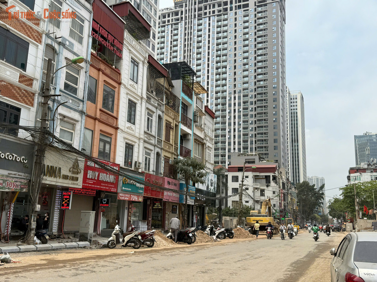 Thế nhưng, với tiến độ thi công hiện nay, mục tiêu đó vẫn còn xa. Điều người dân mong mỏi nhất lúc này không chỉ là một con đường rộng hơn, đẹp hơn, mà là việc dự án được đẩy nhanh, thi công đồng bộ, hạn chế kéo dài gây ảnh hưởng đến đời sống.