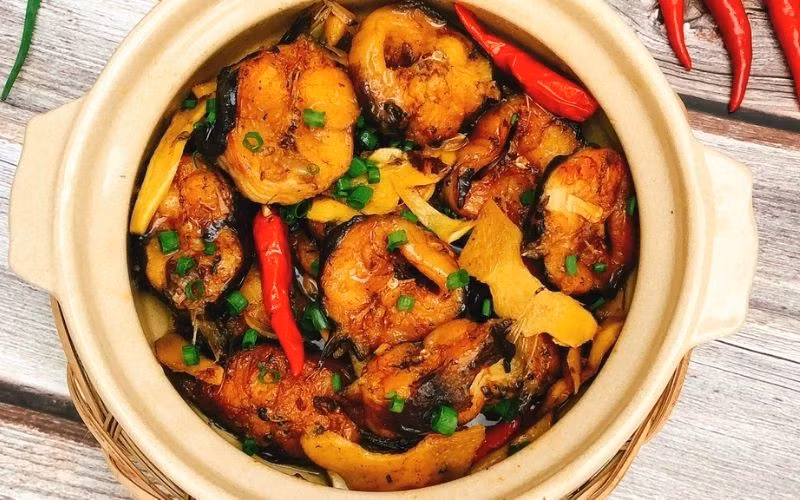 Loại cá thứ ba là cá trê vàng, nổi tiếng nhờ thịt mềm, ít xương và giàu keo tự nhiên. Khi nấu, phần keo này giúp nước canh chuyển sang màu trắng đục, mang vị béo nhẹ và ngọt thanh, rất phù hợp cho những ngày đông. Trước khi chế biến, cá cần trụng nước sôi và cạo bỏ lớp nhớt để giảm mùi tanh. Ảnh minh họa