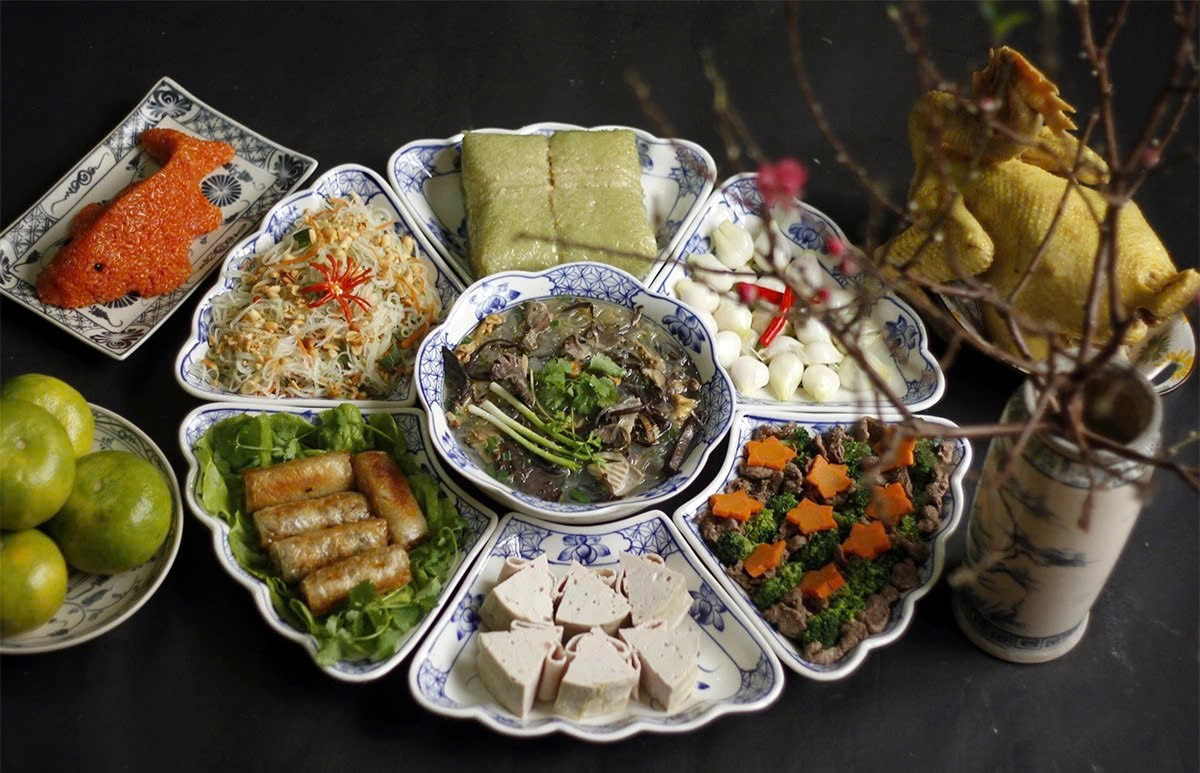 Cúng ông Công ông Táo là nghi lễ quen thuộc của người Việt mỗi dịp 23 tháng Chạp, đánh dấu thời khắc tiễn Táo quân về chầu trời, khép lại một năm cũ và mở ra mùa Tết sum vầy. Không chỉ mang ý nghĩa tâm linh, việc chuẩn bị mâm cỗ cúng còn là cách để các gia đình gìn giữ nếp nhà, nuôi dưỡng sự gắn kết và gửi gắm mong ước về một năm mới an yên, đủ đầy. Ảnh Internet