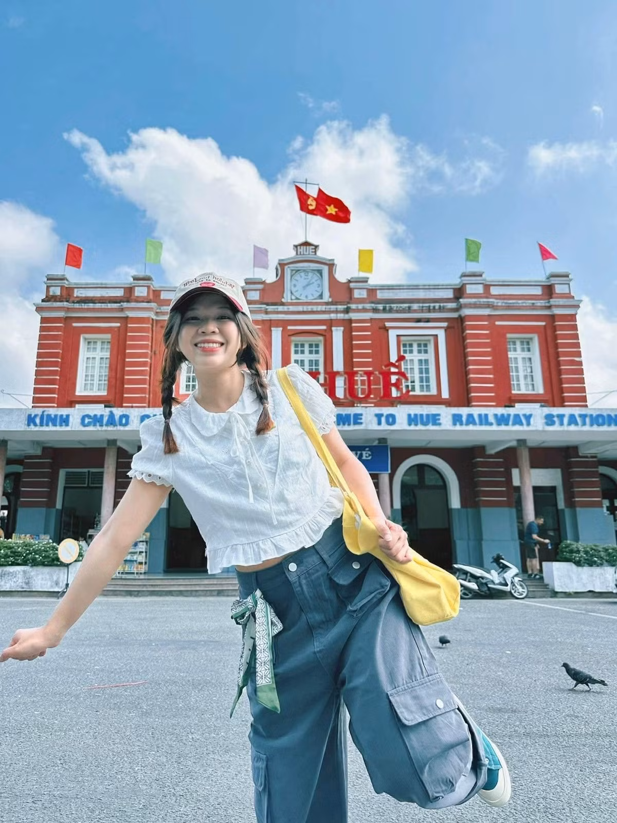 Nhiều du khách chọn đi tàu một chiều, sau đó ở lại khám phá thành phố và quay về bằng phương tiện khác. Tuy nhiên, cũng có không ít người chọn hình thức du lịch “tàu trong ngày” – sáng đi từ Huế vào Đà Nẵng, chiều quay lại, vừa đủ thời gian để thưởng thức một bữa trưa bên sông Hàn, dạo quanh chợ Hàn hay check-in cầu Rồng, sau đó thong thả trở về cố đô khi hoàng hôn buông nhẹ trên đèo. Ảnh hinsama19th