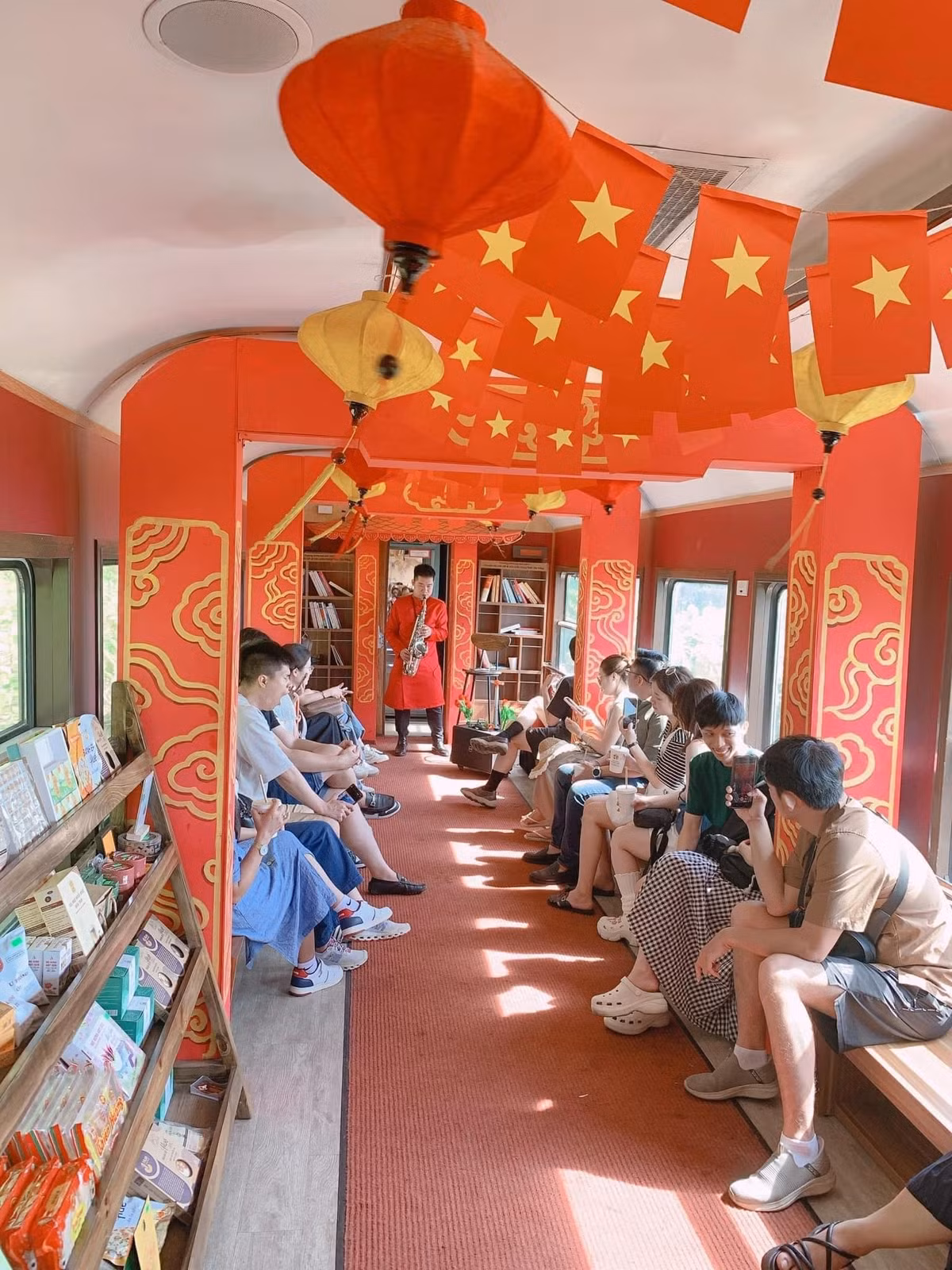 . Một quầy bar mini được bố trí gọn gàng ở góc toa, phục vụ trà, cà phê, nước trái cây và các món ăn nhẹ mang đậm dấu ấn vùng miền như mè xửng Huế, bánh khô Đà Nẵng. Ảnh mepchee