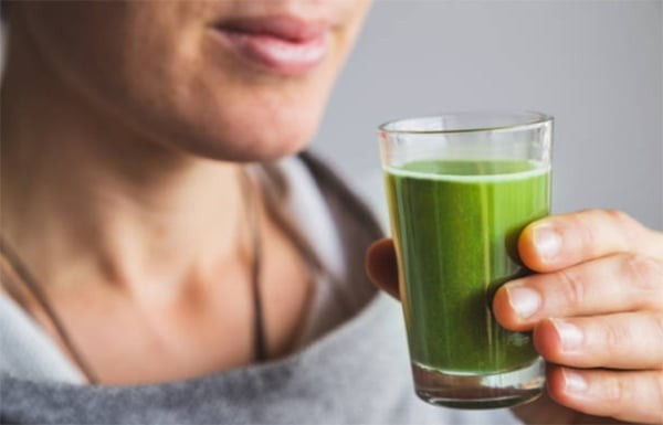 Tảo xanh là một nguyên liệu khác góp phần làm nên danh tiếng của nước ép xanh. Nhờ cấu trúc tế bào hoàn chỉnh, tảo xanh chứa protein, axit amin thiết yếu, vitamin, khoáng chất và DHA. Đây là nguồn dinh dưỡng được đánh giá cao trong nhiều nghiên cứu và được người Nhật sử dụng rộng rãi trong cả thực phẩm lẫn đồ uống hằng ngày. Ảnh minh họa