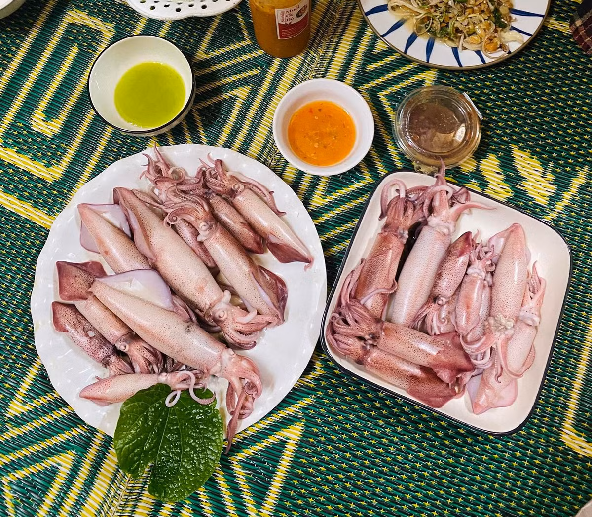 Mực nháy không cần chế biến cầu kỳ. Người sành ăn thường chọn hấp bia hoặc làm gỏi để giữ nguyên vị ngọt tự nhiên. Khi thưởng thức, từng thớ mực giòn nhẹ, đậm đà vị biển, mang lại cảm giác tươi mới rất rõ rệt. Ảnh Nghệ An News