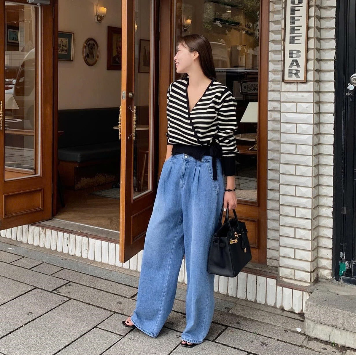 Tết là dịp lý tưởng để diện những trang phục có họa tiết nổi bật. Áo dài tay họa tiết hoa, hình học hay kẻ sọc giúp tổng thể trông tươi mới, rạng rỡ hơn. Xu hướng 2026 ưu tiên họa tiết tiết chế, bố cục hài hòa, tránh cảm giác rối mắt. Ảnh minh họa