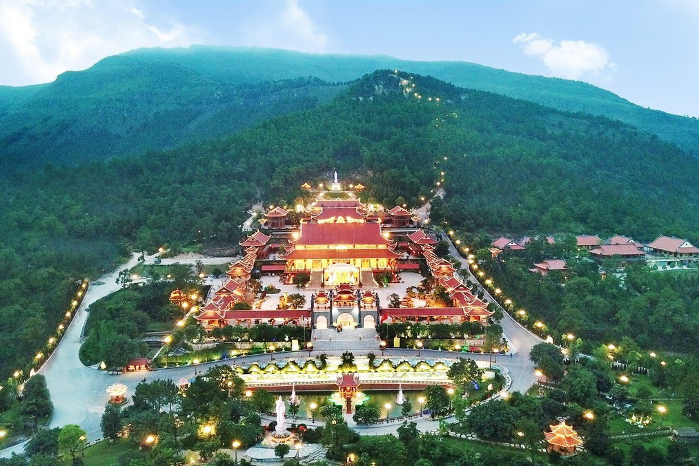 Du xuân đầu năm không chỉ là chuyến đi vãn cảnh, mà còn là hành trình tinh thần, nơi mỗi người gửi gắm ước vọng cho một năm mới an lành, đủ đầy giữa không gian văn hóa tâm linh giàu bản sắc của miền Bắc. Ảnh vietmountaintravel