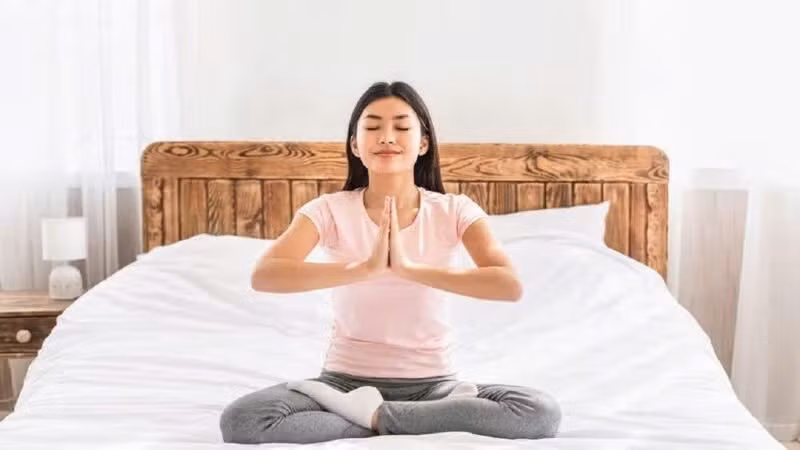 Dành khoảng 30–60 phút trước khi ngủ để giảm dần ánh sáng, tắt thông báo điện thoại và tránh các nội dung nặng nề giúp não bộ có thời gian “hạ nhiệt”. Đây là bước chuyển tiếp quan trọng để giấc ngủ đến tự nhiên hơn, sâu và liền mạch hơn. Ảnh minh họa