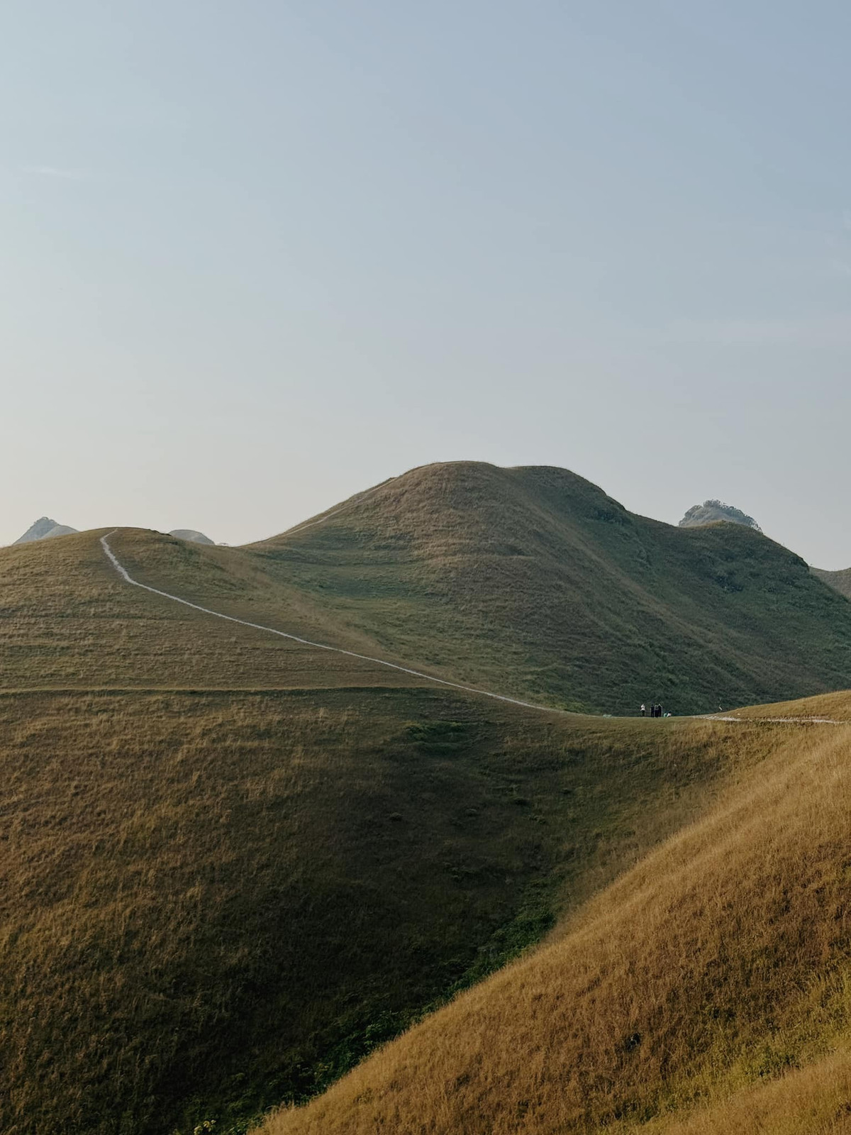 Đặc biệt, vào mùa thu hoạch, các phiên chợ vùng cao ở Hạ Lang cũng rộn ràng hơn thường lệ. Du khách có thể ghé qua để thưởng thức món thắng cố, men rượu ngô thơm nồng hay mua về vài tấm vải thổ cẩm rực rỡ sắc màu. Cách Ba Quáng không xa còn có thác Nặm Trá và suối Bản Viết – hai điểm đến thích hợp để kết hợp tham quan trong hành trình một ngày. Ảnh Minh Heo