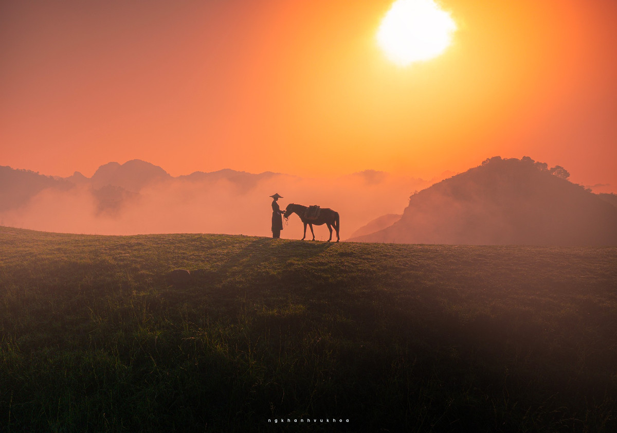 Vào những ngày trời trong, đứng từ đỉnh đồi phóng tầm mắt ra xa, du khách sẽ thấy những bản làng nhỏ ẩn hiện giữa thung lũng, tiếng gà gáy xen lẫn tiếng trẻ nô đùa vọng lại từ xa, tạo nên một không gian bình yên hiếm có. Ảnh Nguyễn Khánh Vũ Khoa