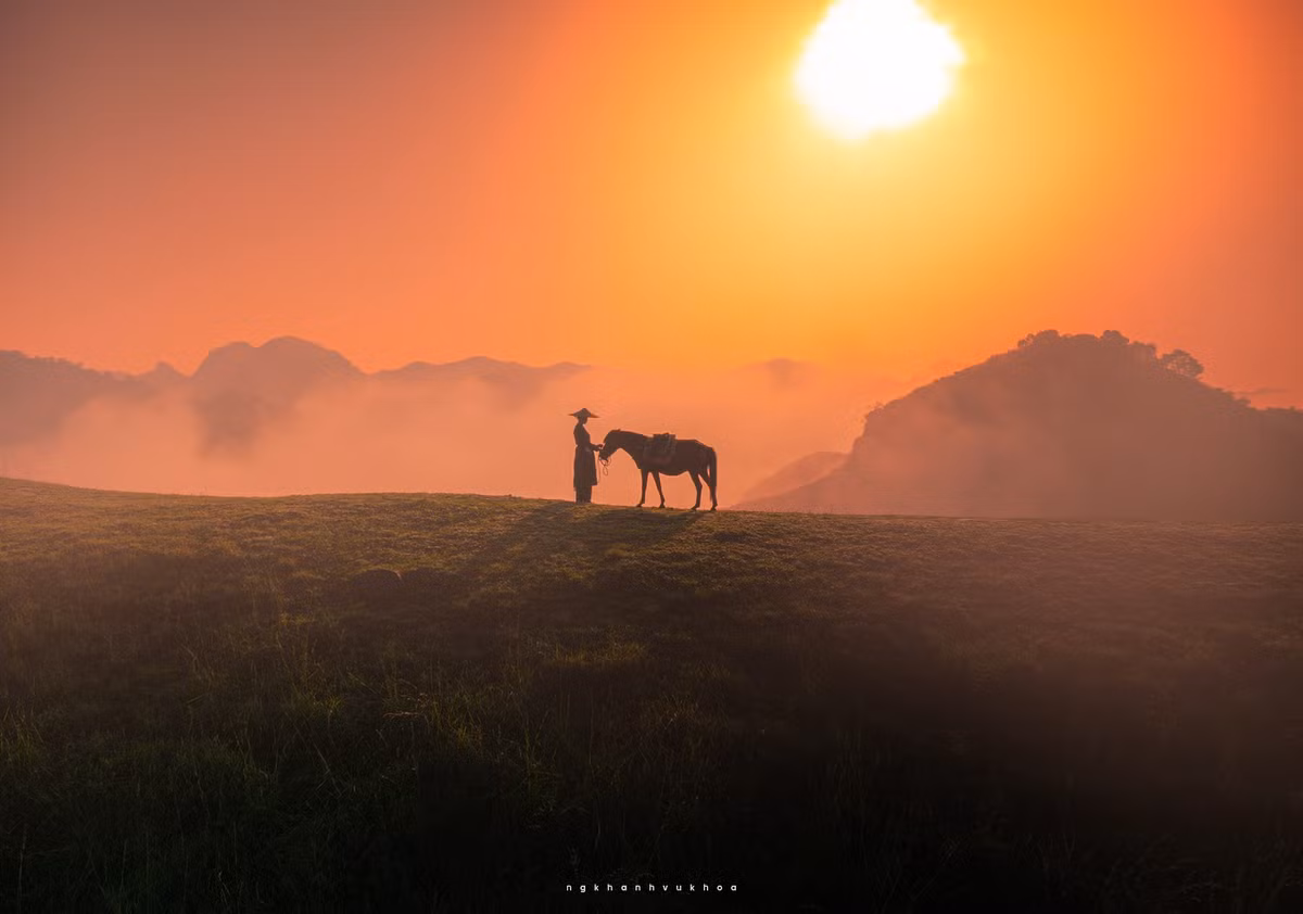 Vào những ngày trời trong, đứng từ đỉnh đồi phóng tầm mắt ra xa, du khách sẽ thấy những bản làng nhỏ ẩn hiện giữa thung lũng, tiếng gà gáy xen lẫn tiếng trẻ nô đùa vọng lại từ xa, tạo nên một không gian bình yên hiếm có. Ảnh Nguyễn Khánh Vũ Khoa