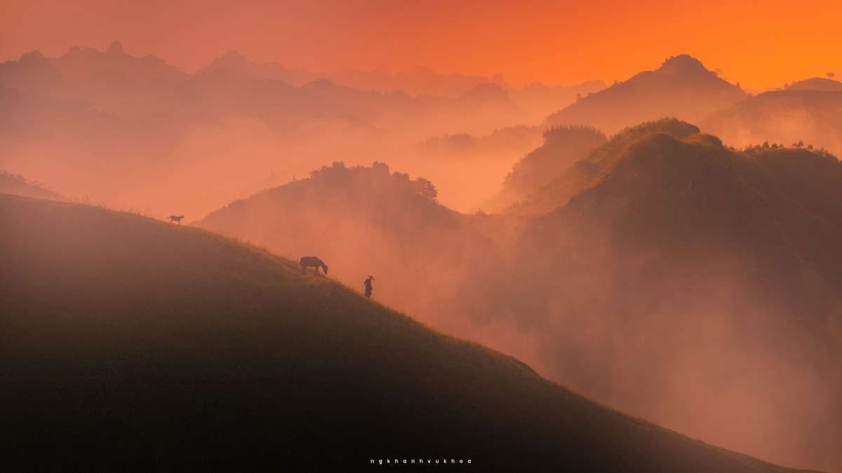 Nơi đây, đồi cỏ cháy Ba Quáng như được khoác lên mình tấm áo mới, rực rỡ trong gam vàng nâu đặc trưng của mùa cỏ khô, khiến bất kỳ ai từng ghé qua cũng phải dừng chân ngắm nhìn thật lâu. Ảnh Nguyễn Khánh Vũ Khoa