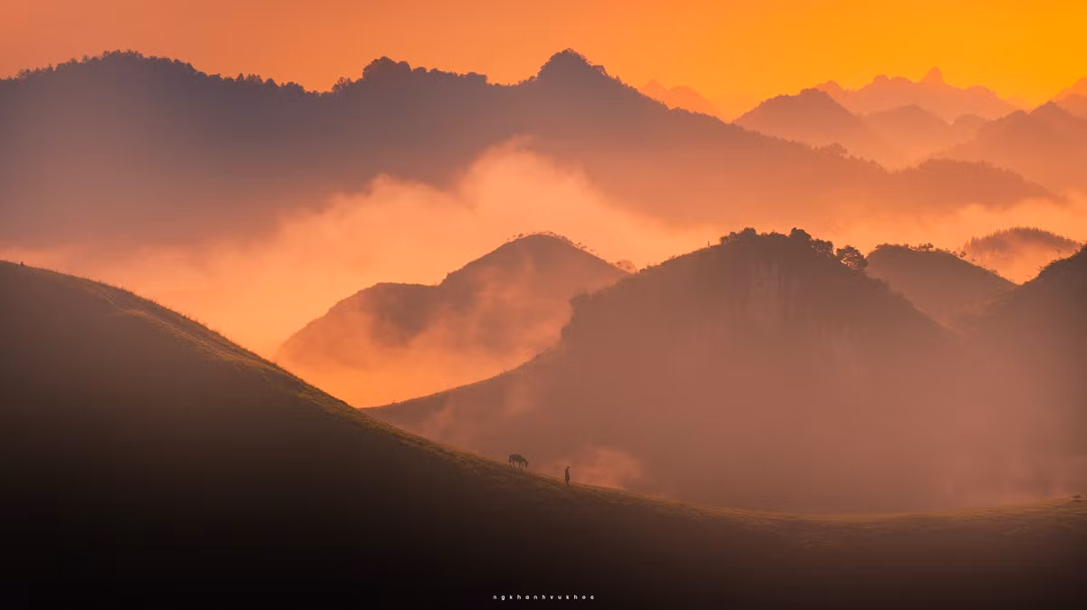 Nhiều du khách xuất phát từ sáng sớm, men theo con đường mòn dài khoảng 700 m để lên đỉnh, kịp đón bình minh và thu trọn cảnh biển mây bồng bềnh hòa cùng ánh nắng dịu dàng. Ảnh Nguyễn Khánh Vũ Khoa