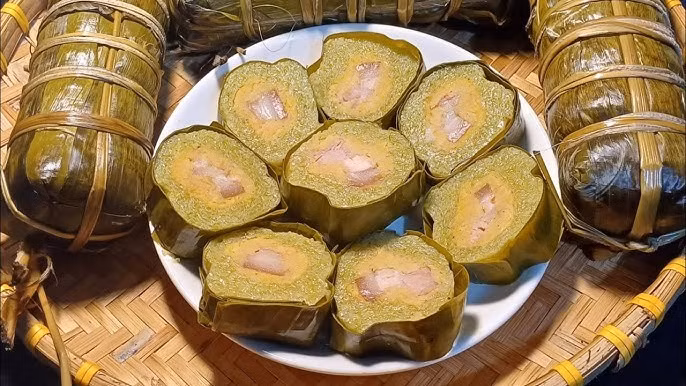 Không thể thiếu trong bất kỳ dịp lễ nào là bánh tét – biểu tượng của sự đoàn viên. Chiếc bánh nếp dẻo quyện nước cốt dừa, nhân đậu xanh vàng ruộm và thịt ba rọi mặn mà. Người miền Tây vẫn giữ thói quen tự tay gói bánh, buộc dây chuối mộc mạc, gửi gắm ước vọng sum vầy, đủ đầy. Ảnh minh họa