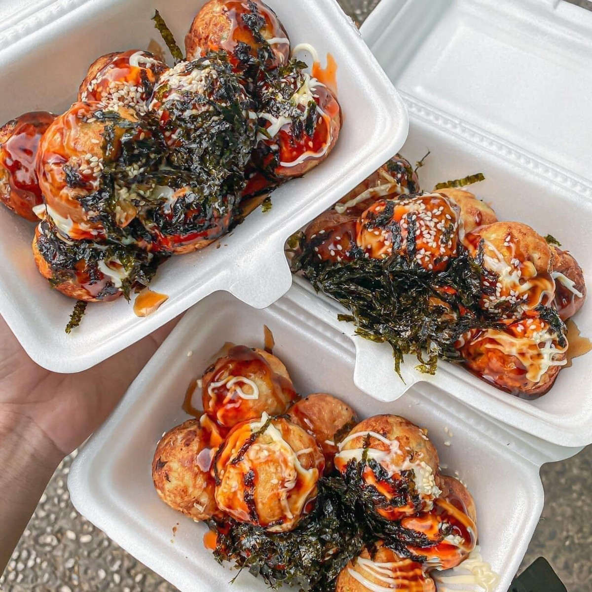 Nếu muốn đổi vị và tìm kiếm một trải nghiệm ẩm thực mới lạ, gian hàng bánh Nhật tại 1186 Lê Đức Thọ, phường An Hội Đông là điểm dừng chân rất đáng thử. Món được nhiều bạn trẻ lựa chọn nhất ở đây là takoyaki – những viên bánh tròn nóng hổi, thơm mùi bạch tuộc và xốt béo, giá chỉ khoảng 20.000 đồng cho 6 viên. Thực khách có thể mua mang về hoặc ngồi lại vỉa hè mát mẻ, vừa thưởng thức bánh vừa cảm nhận không khí đêm Sài Gòn nhộn nhịp. Ảnh Thanh Anh