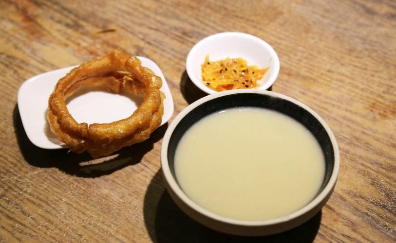 Ẩm thực buổi sáng Bắc Kinh cũng không thể thiếu bánh vòng chiên giòn. Có nguồn gốc từ ẩm thực cung đình thời nhà Thanh, bánh được chiên vàng ruộm, giòn rụm, thường ăn kèm cháo trắng hoặc sữa đậu nành, tạo nên bữa sáng giản dị mà ấm bụng. Ảnh Vacationtravel