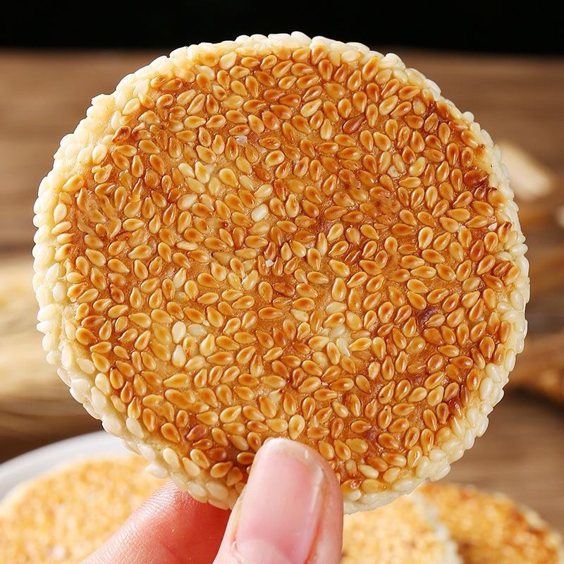 Với những ai yêu thích đồ ngọt, bánh đường mè là lựa chọn nhẹ nhàng, dễ ăn. Bánh làm từ bột mì, mè xay và đường nâu, có lớp vỏ hơi giòn, nhân ngọt thơm, phù hợp với nhiều lứa tuổi. Ảnh Internet