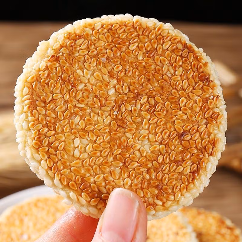 Với những ai yêu thích đồ ngọt, bánh đường mè là lựa chọn nhẹ nhàng, dễ ăn. Bánh làm từ bột mì, mè xay và đường nâu, có lớp vỏ hơi giòn, nhân ngọt thơm, phù hợp với nhiều lứa tuổi. Ảnh Internet