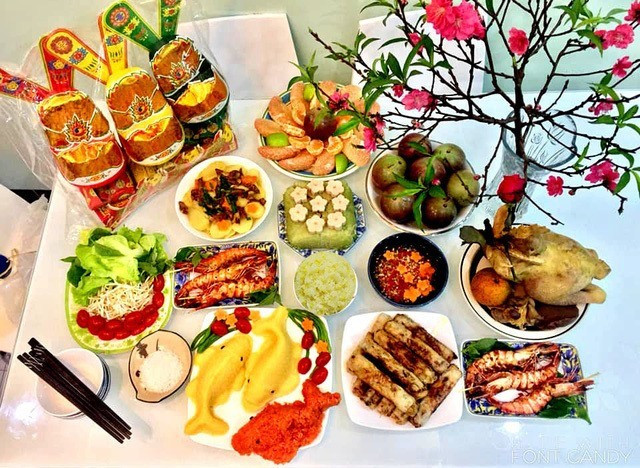 Mâm cỗ gồm gà luộc, tôm hấp, nem rán, chả chiên, xôi gấc, bánh chưng, các món dưa góp,... Ảnh Internet