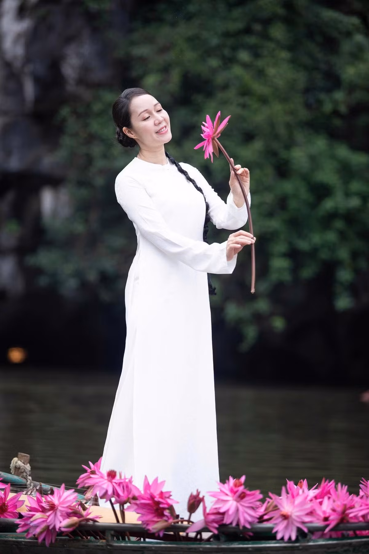 Không chỉ là hành trình chiêm ngưỡng cảnh sắc, mùa hoa súng còn là dịp để du khách chạm vào nét sống bình dị nơi người dân quê hái súng, chèo đò, nở nụ cười hiền giữa sông nước. Giữa nhịp sống hối hả, Ninh Bình mùa này như tấm gương soi lại vẻ đẹp thuần khiết của thiên nhiên và con người Việt. Ảnh Trường Huy