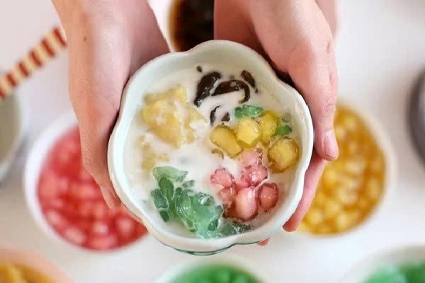Chè sương sa hột lựu – mát lạnh, rực rỡ: Hột lựu làm từ củ năng nhuộm màu tự nhiên, kết hợp sương sa và nước cốt dừa. Ly chè vừa ngon vừa bắt mắt, mang hơi thở tươi trẻ giữa lòng Cố đô. Ảnh Nét Huế
