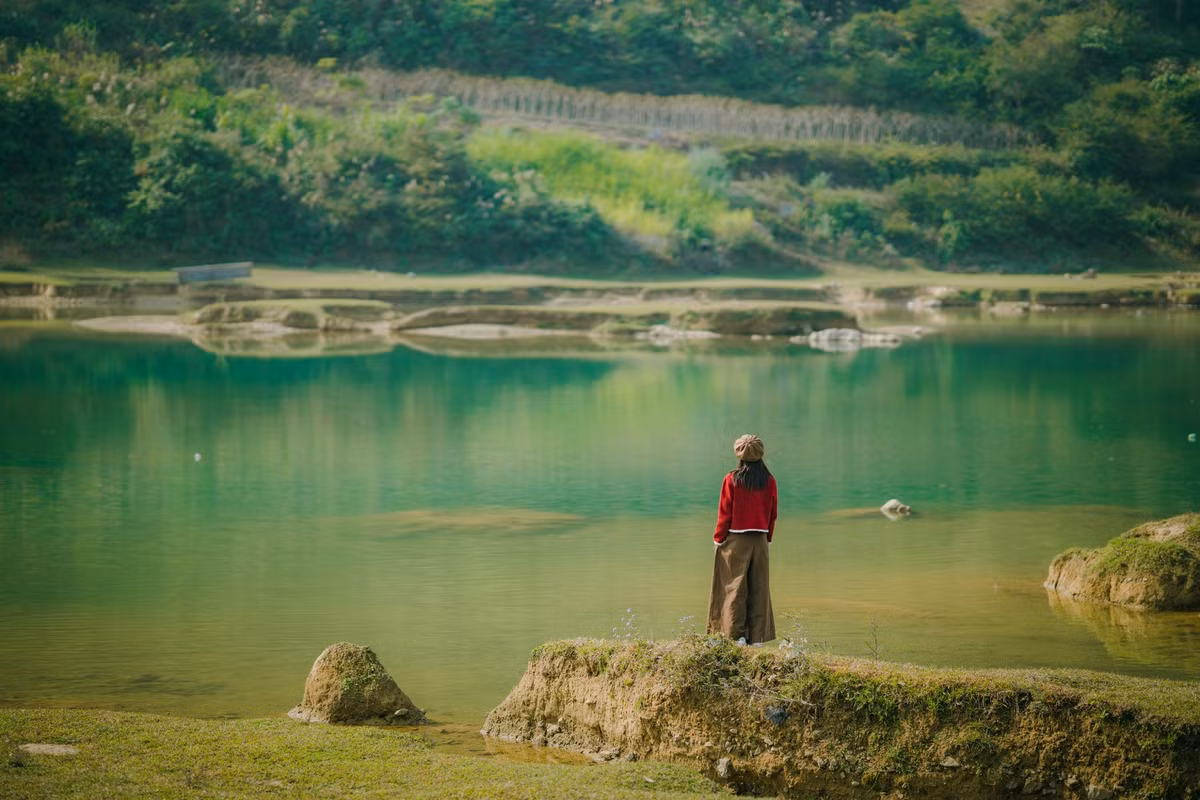 Mùa đông, Cao Bằng hiện lên với vẻ đẹp trầm lắng và nguyên sơ. Cái lạnh se sắt phủ lên cao nguyên đá, những triền cỏ cháy ngả vàng dưới nắng nhẹ, sông suối trong xanh phẳng lặng giữa núi rừng biên viễn, tạo nên một bức tranh rất riêng của vùng Đông Bắc.