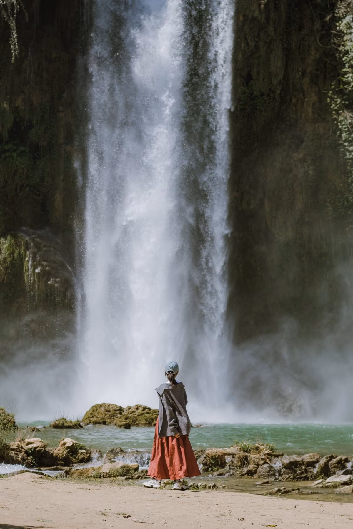 Dưới ánh nắng dịu, những thảm cỏ khô ánh vàng nổi bật trên nền đá vôi xám, tạo nên khung cảnh hoang sơ, phảng phất chất điện ảnh. Đây cũng là thời điểm lý tưởng để du khách yêu nhiếp ảnh và trekking nhẹ ghi lại những góc nhìn rất khác của Cao Bằng.