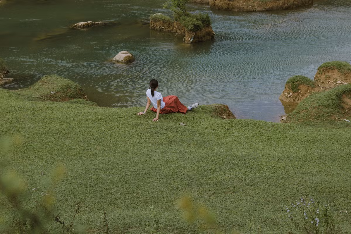 Bên cạnh thác Bản Giốc, nhiều điểm đến khác cũng đẹp hơn trong mùa đông. Núi Mắt Thần (núi Thủng) ở Trà Lĩnh hiện lên rõ nét với hồ nước xanh nằm giữa thung lũng cỏ cháy và núi đá dựng đứng. Công viên địa chất toàn cầu UNESCO Non Nước Cao Bằng cũng là hành trình đáng trải nghiệm, khi cảnh quan núi đá, thung lũng và làng bản không bị che phủ bởi thảm thực vật rậm rạp.