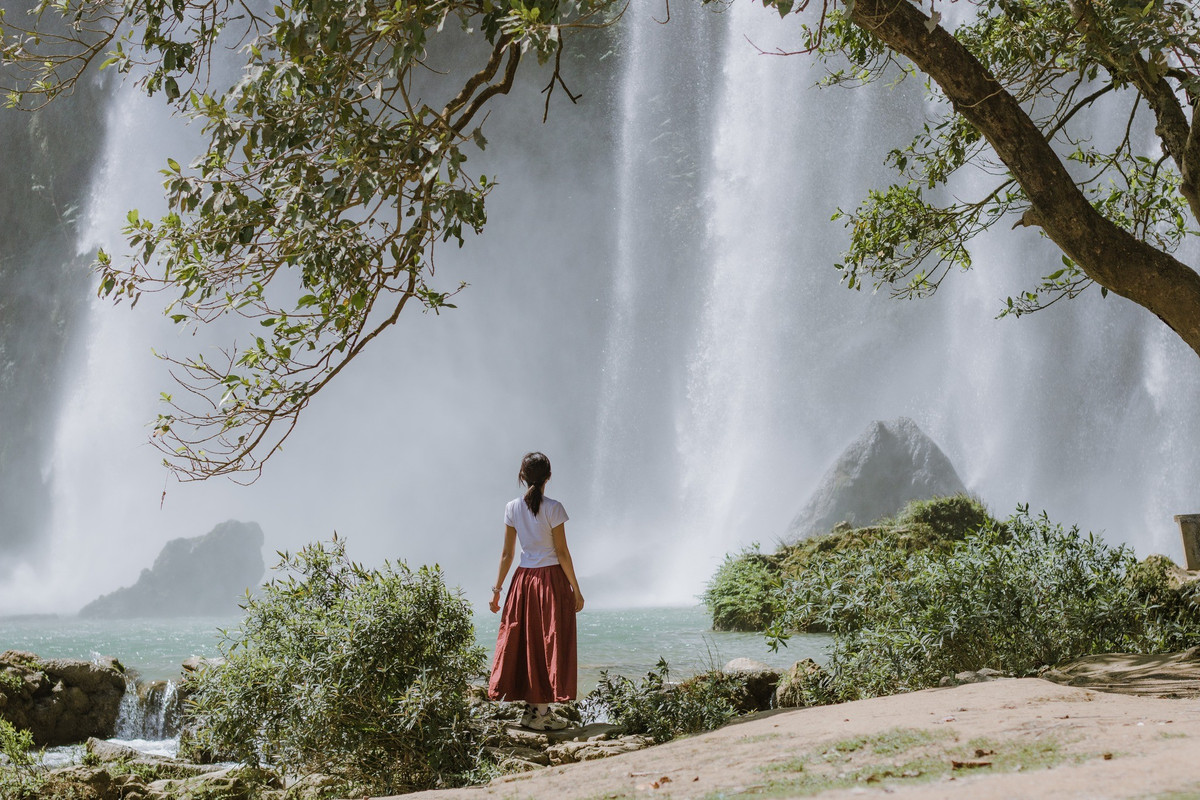 Không phô trương hay ồn ào, Cao Bằng mùa đông chinh phục du khách bằng vẻ đẹp mộc mạc và cảm giác bình yên hiếm có. Giữa cỏ cháy vàng ruộm, sông xanh trong veo và cái lạnh se sắt của núi rừng, vùng đất này để lại dư vị rất riêng, khiến người ta muốn quay lại để sống chậm hơn giữa thiên nhiên.