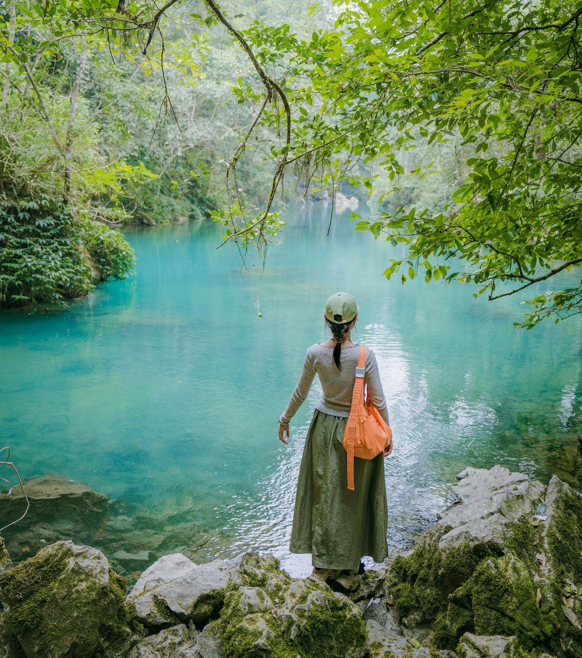 Do thời tiết lạnh và có sương mù vào sáng sớm, du khách cần chuẩn bị áo ấm, giày phù hợp và chú ý an toàn khi di chuyển trên các cung đường đèo.