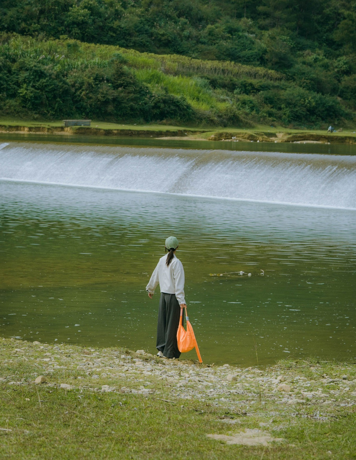 Mùa đông cũng là mùa khô, khi sông suối nơi đây trở nên trong vắt. Dòng Quây Sơn chảy qua thác Bản Giốc mang màu xanh ngọc đặc trưng, mặt nước lặng hơn, soi bóng núi đá và bầu trời vùng biên. Nhiều con suối nhỏ len lỏi qua bản làng hiện lên tinh khôi, nước trong nhìn rõ đáy. Vào sáng sớm, sương mù bảng lảng trên mặt sông càng khiến không gian thêm phần mờ ảo, yên bình.