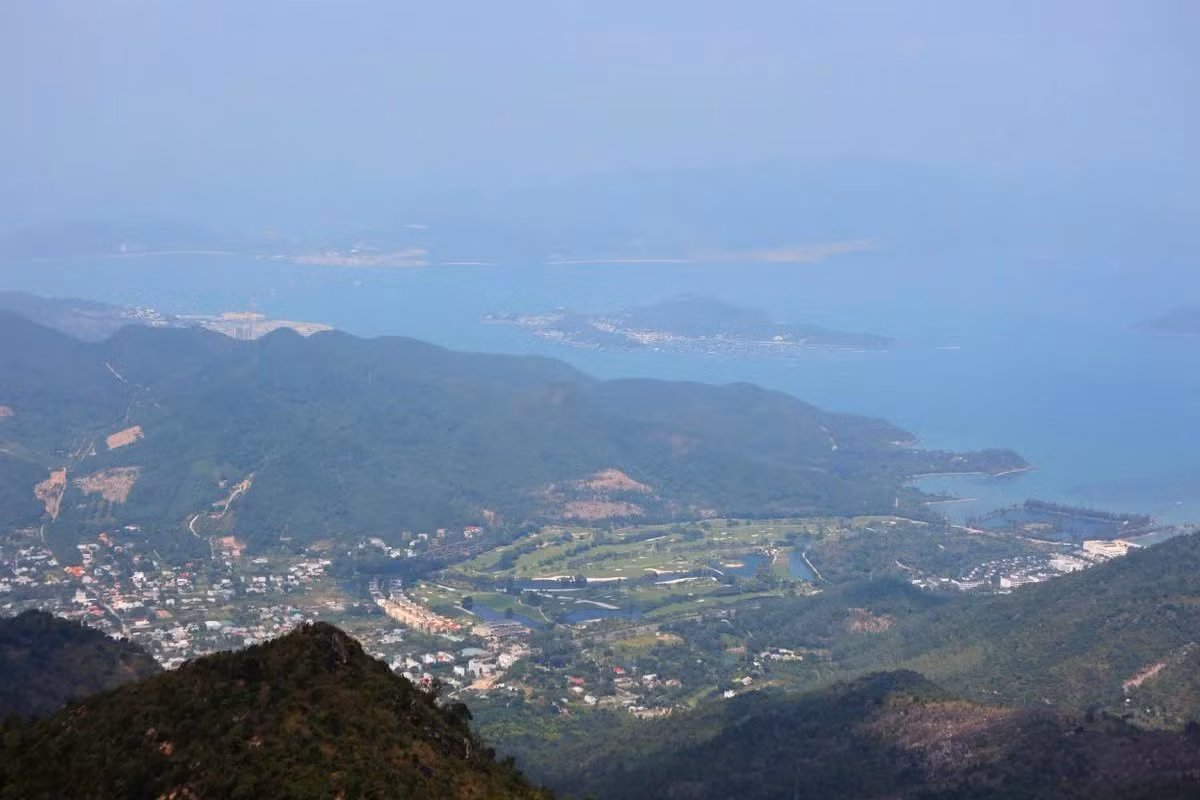 Bên cạnh đó, Nha Trang Trekking Club cũng cung cấp tour trekking Hoàng Ngưu Sơn theo hình thức trải nghiệm kết hợp hướng dẫn kỹ năng sinh tồn cơ bản trong rừng. Tour khởi hành theo yêu cầu nhóm từ 4 người trở lên, có kèm lều trại, túi ngủ, bộ sơ cứu y tế và bữa ăn nấu tại điểm cắm trại. Giá tour dao động từ 950.000 – 1.200.000 đồng/người tùy theo thời lượng và dịch vụ đi kèm. Đặc biệt, đơn vị này còn hỗ trợ thuê porters (người vác đồ), rất phù hợp với nhóm ít người hoặc người lần đầu trekking. Ảnh Giang Châu