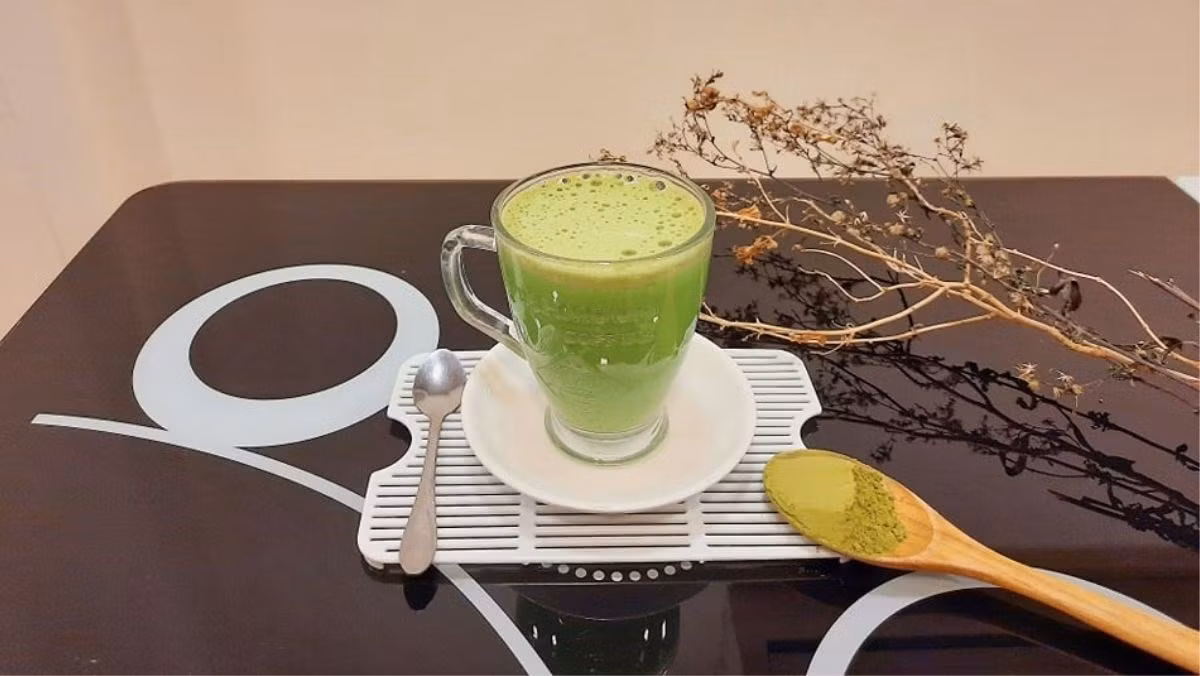 Để thưởng thức matcha latte mà vẫn giữ được vóc dáng, bạn nên chú ý một vài điểm nhỏ. Trước hết, hãy hạn chế đường và xi-rô, vì đây là nguyên nhân chính làm tăng lượng calo và gây tích mỡ. Thay vì dùng đường tinh luyện, có thể chọn mật ong hoặc siro tự nhiên với lượng vừa phải để giữ vị ngọt nhẹ nhàng mà không ảnh hưởng đến cân nặng. Ảnh minh họa