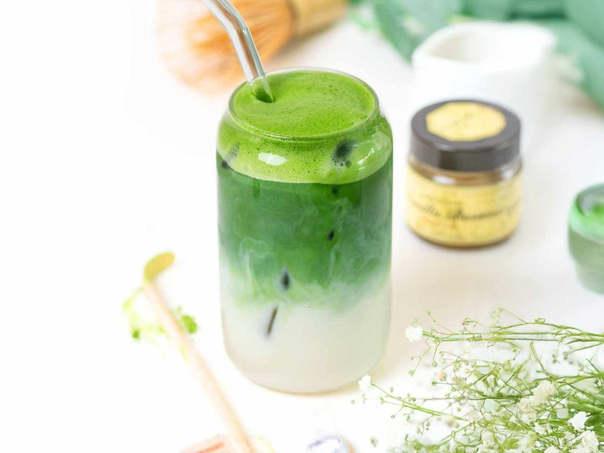 Chuyên gia dinh dưỡng khuyến cáo: thời điểm vàng để uống matcha latte là vào buổi sáng, khoảng từ 7–10 giờ. Khi uống vào lúc này, cơ thể đang cần năng lượng để bắt đầu ngày mới, và caffeine cùng catechin trong matcha sẽ hỗ trợ đốt cháy calo hiệu quả. Ảnh minh họa