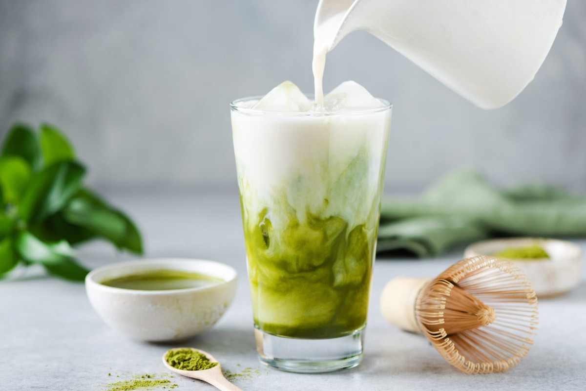 Không nên lạm dụng. Một ly matcha latte mỗi ngày là đủ để cơ thể hấp thụ các chất chống oxy hóa và tận dụng khả năng hỗ trợ đốt năng lượng của matcha. Uống quá nhiều có thể khiến lượng calo nạp vào vượt mức, dẫn đến tăng cân ngoài ý muốn. Ảnh minh họa
