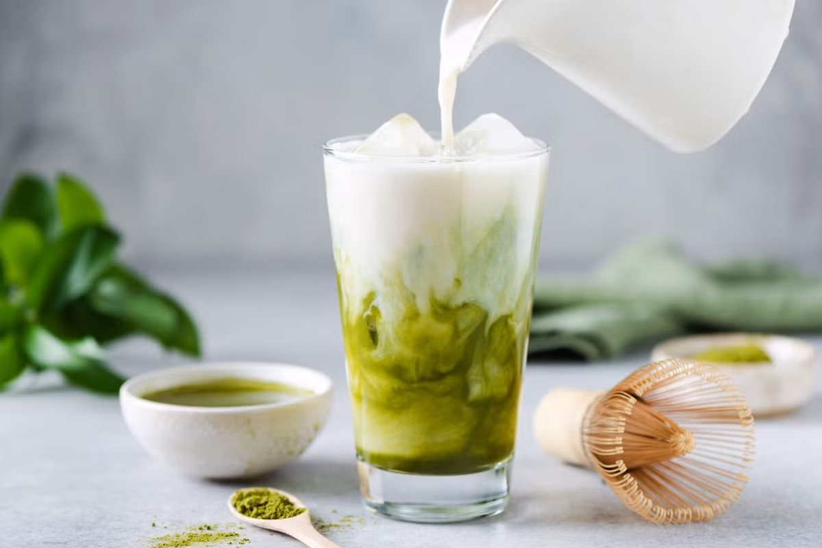 Không nên lạm dụng. Một ly matcha latte mỗi ngày là đủ để cơ thể hấp thụ các chất chống oxy hóa và tận dụng khả năng hỗ trợ đốt năng lượng của matcha. Uống quá nhiều có thể khiến lượng calo nạp vào vượt mức, dẫn đến tăng cân ngoài ý muốn. Ảnh minh họa