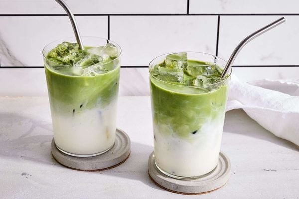 Ngược lại, uống matcha latte vào buổi tối có thể ảnh hưởng đến giấc ngủ, đồng thời các chất trong sữa và đường nếu tiêu thụ quá muộn sẽ dễ tích tụ mỡ thừa. Nếu muốn thưởng thức matcha latte buổi chiều, nên chọn loại không đường hoặc dùng sữa ít béo, hạn chế uống sau 16 giờ. Ảnh minh họa