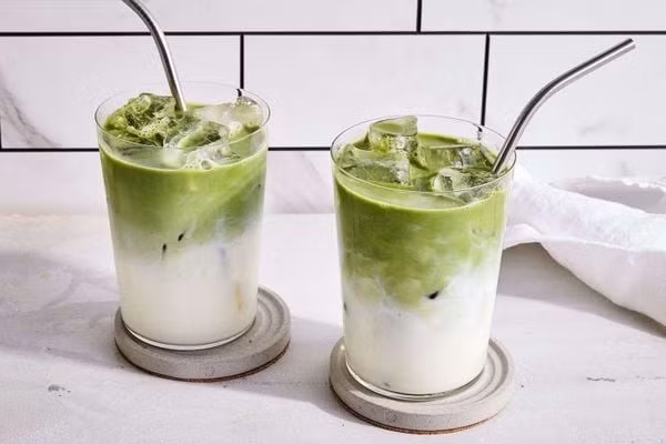 Ngược lại, uống matcha latte vào buổi tối có thể ảnh hưởng đến giấc ngủ, đồng thời các chất trong sữa và đường nếu tiêu thụ quá muộn sẽ dễ tích tụ mỡ thừa. Nếu muốn thưởng thức matcha latte buổi chiều, nên chọn loại không đường hoặc dùng sữa ít béo, hạn chế uống sau 16 giờ. Ảnh minh họa