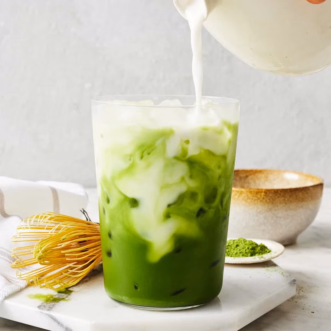 Ngoài ra, caffeine tự nhiên trong matcha còn giúp tinh thần tỉnh táo và hỗ trợ quá trình trao đổi chất. Khi kết hợp với sữa hoặc sữa thực vật, matcha latte trở thành thức uống vừa bổ dưỡng vừa giúp cơ thể duy trì năng lượng suốt buổi sáng. Ảnh minh họa