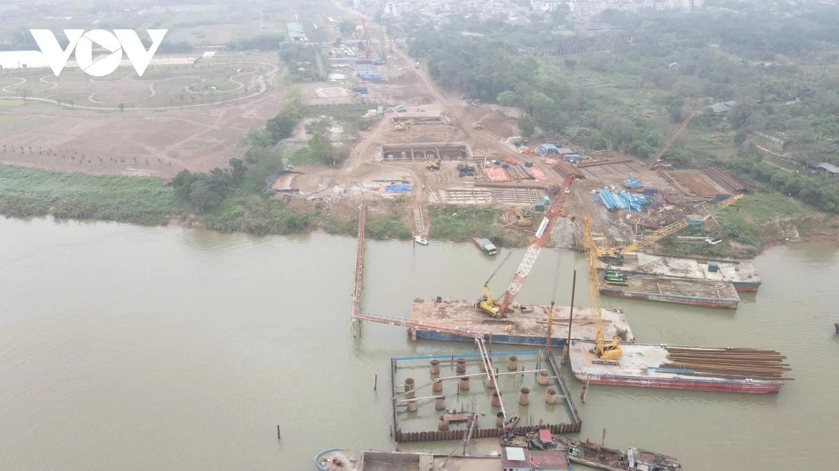 Được biết, trong 7 trụ cầu, chỉ còn trụ số 1 (TC01) nằm ở phía nội thành tại phường Hồng Hà chưa thể thi công.