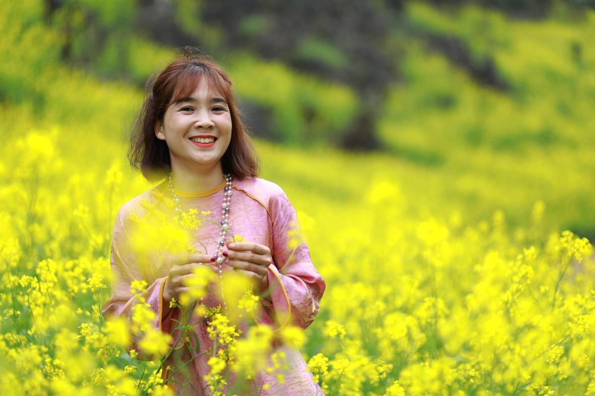 Giữa mây trời bảng lảng và sắc vàng trải dài bất tận, Suối Giàng không chỉ níu chân du khách bằng vẻ đẹp thị giác, mà còn bằng cảm xúc rất riêng của vùng cao nơi mỗi mùa hoa nở là một lần đất trời chuyển mình. Mỗi bước chân là một hành trình khám phá đầy thi vị đầu năm mới. Ảnh Nguyễn Thanh Miền