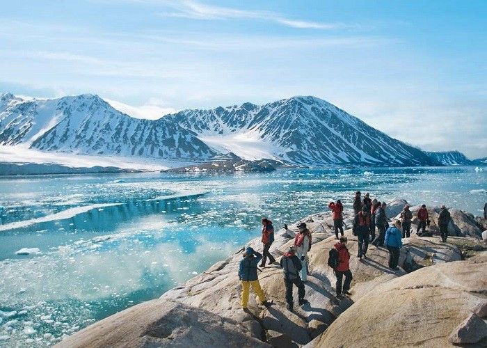 Tại Bắc Âu, Na Uy gây ấn tượng với hàng trăm vịnh hẹp đẹp ngoạn mục cùng khung cảnh thiên nhiên hùng vĩ. Chuyến tàu biển Hurtigruten kéo dài hơn 1.000 dặm là hành trình mơ ước của nhiều du khách, đưa họ đi qua vô số cảnh sắc tuyệt đẹp ven biển. Ảnh luhanhvietnam