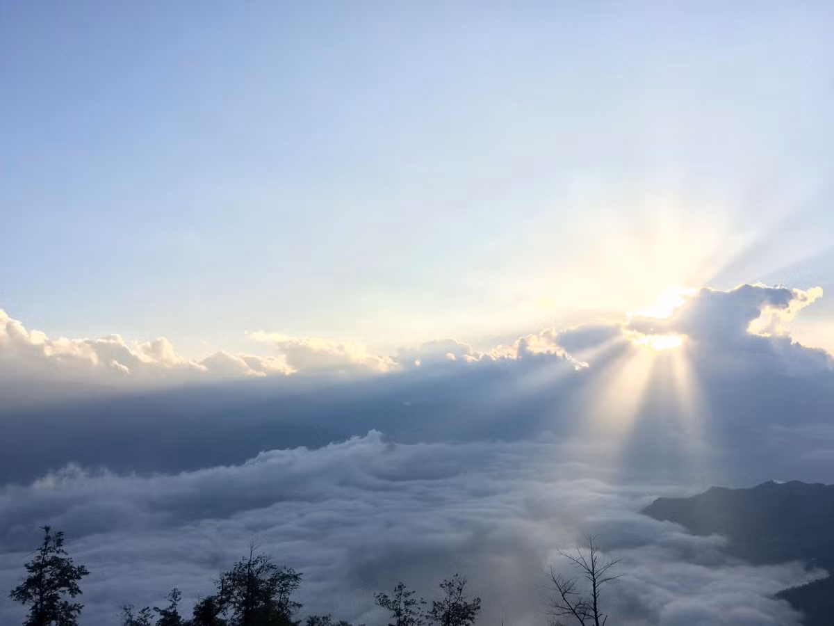 Mây vờn qua những mái nhà của đồng bào Mông, tràn qua các triền ruộng bậc thang đã gặt xong rồi lặng lẽ tan vào không trung, khiến bất kỳ ai chứng kiến cũng phải ngỡ ngàng trước thiên nhiên hùng vĩ. Ảnh An Vi