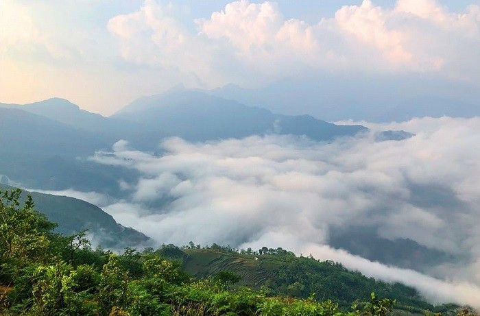 Apabila matahari terbit, cahaya lembut menyelimuti lautan awan, menyerlahkan bumbung, denai dan padang teres yang berliku-liku, mencipta pemandangan ajaib yang mana-mana pelawat ingin menangkap dengan kamera mereka.