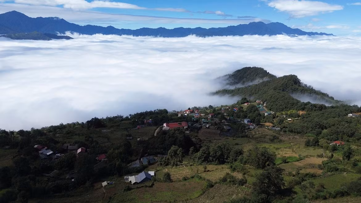 Ở độ cao hơn 2.300 m so với mực nước biển, Ngải Thầu Thượng quanh năm mát lạnh, nhưng vào mùa hanh khô, ngôi làng khoác lên mình vẻ đẹp ngỡ ngàng khi thung lũng trước mắt hóa thành biển mây bồng bềnh dưới nắng sớm. Ảnh An Vi