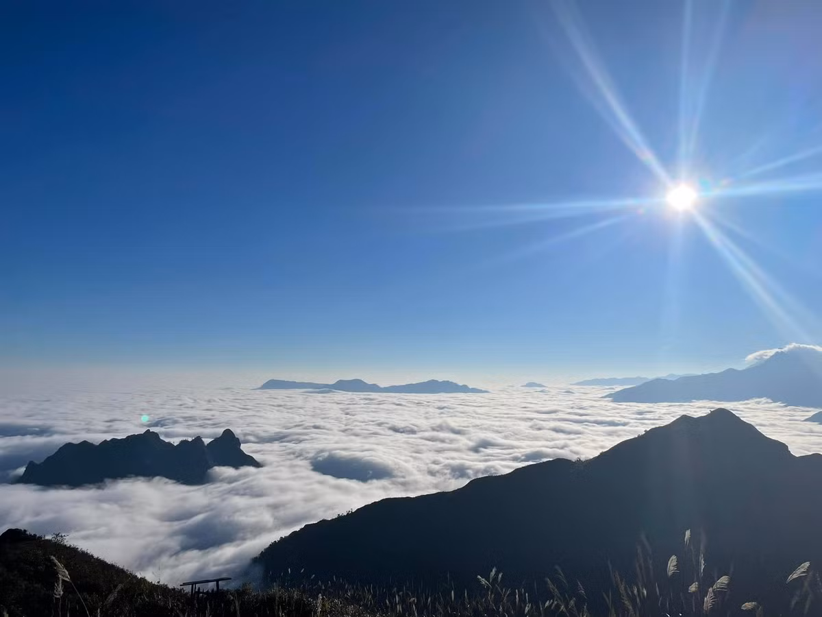 Người dân địa phương cho biết, thời điểm lý tưởng nhất để “săn mây” tại Ngải Thầu Thượng là từ tháng 10 đến tháng 12 hàng năm, thời gian này được mệnh danh là mùa săn mây đẹp nhất ở Y Tý. Ảnh laocaitourism
