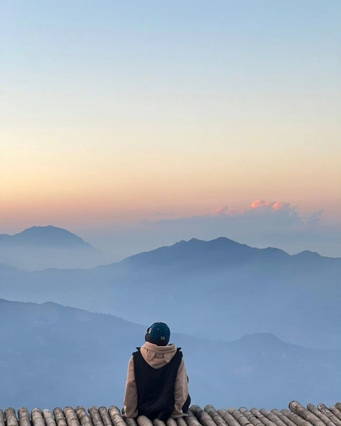 Apabila matahari terbit, cahaya lembut menyelubungi lautan awan, menyerlahkan bumbung, denai dan padang teres yang berliku-liku, mencipta pemandangan ajaib yang mana-mana pelancong ingin menangkap dengan kamera mereka. Foto dulichluhanh