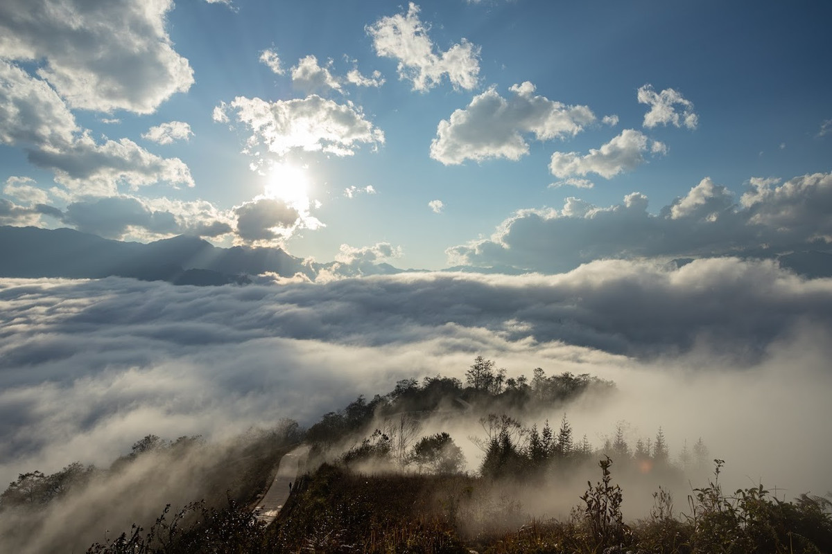 Y Ty terletak kira-kira 80 km dari pusat Lao Cai, jalan ke kampung itu bergelombang, jadi pelawat harus memilih kenderaan yang betul dan bersedia dengan teliti untuk mendapatkan pengalaman yang lengkap. Foto: laluan luar