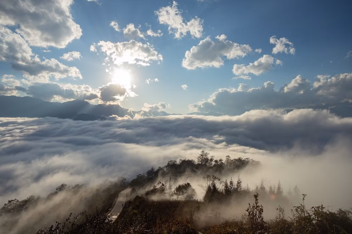 Y Tý cách trung tâm Lào Cai khoảng 80 km, đường lên làng gập ghềnh, nên du khách nên chọn phương tiện phù hợp và chuẩn bị kỹ lưỡng để có trải nghiệm trọn vẹn. Ảnh exotrails