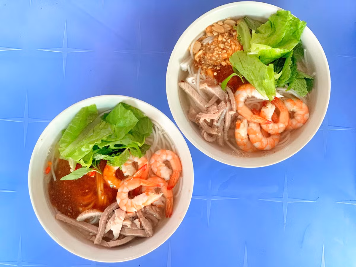 Nghe qua tưởng đơn giản, nhưng để nấu ra tô bún gỏi dà đúng vị, người nấu phải khéo léo kết hợp các nguyên liệu đúng cách và giữ được sự cân bằng giữa các tầng vị – chua, ngọt, mặn, béo. Ảnh MIA