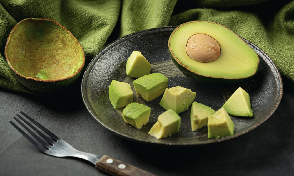 Nếu muốn bổ sung chất béo lành mạnh, bơ là gợi ý phù hợp. Chất béo không bão hòa trong bơ giúp làm chậm quá trình làm rỗng dạ dày, từ đó hạn chế tốc độ hấp thu cồn. Ngoài ra, bơ giàu kali – khoáng chất dễ bị mất khi uống rượu do cơ thể tăng bài tiết nước tiểu. Việc bổ sung kali sớm giúp giảm tình trạng mệt mỏi, khát nước và chuột rút sau khi uống. Ảnh minh họa/Nguồn internet